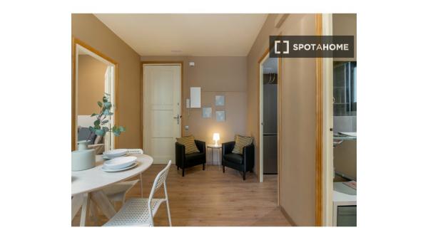 Se alquila habitación en piso de 5 habitaciones en Barcelona