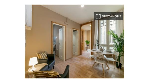 Se alquila habitación en piso de 5 habitaciones en Barcelona