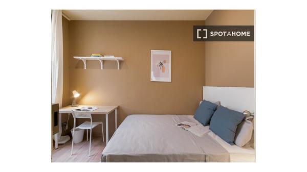 Se alquila habitación en piso de 5 habitaciones en Barcelona