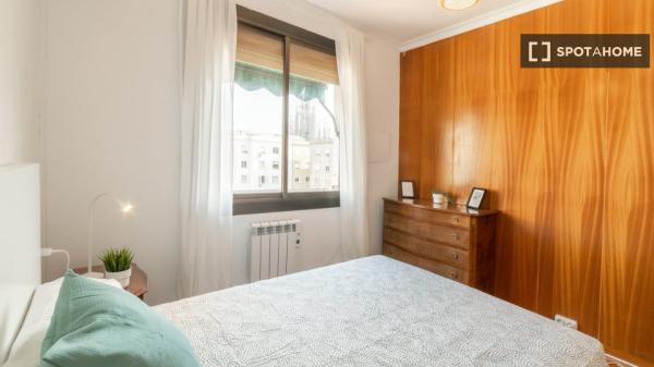 Se alquila habitación en piso de 4 dormitorios en Barcelona