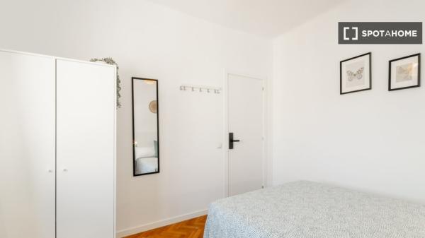 Se alquila habitación en piso de 4 dormitorios en Barcelona