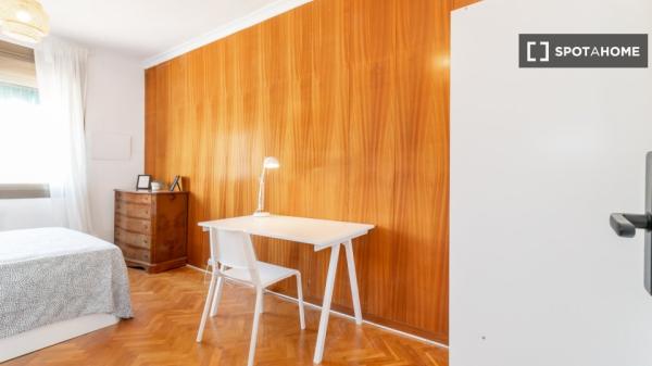 Se alquila habitación en piso de 4 dormitorios en Barcelona