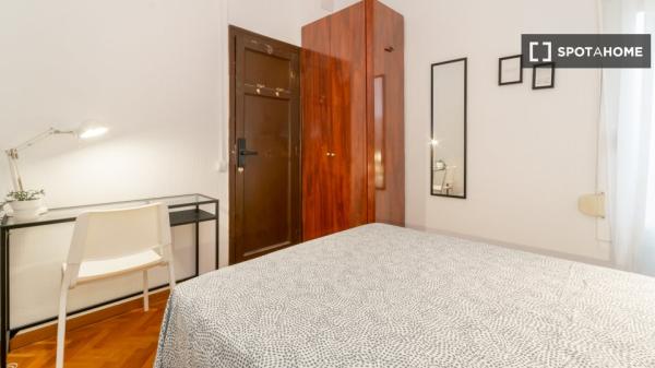 Zimmer zu vermieten in 4-Zimmer-Wohnung in Barcelona