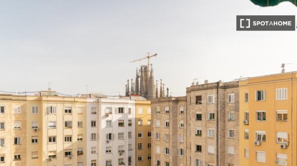 Se alquila habitación en piso de 4 dormitorios en Barcelona