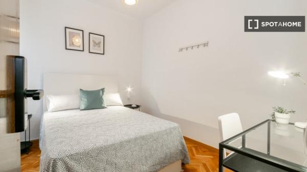 Zimmer zu vermieten in 4-Zimmer-Wohnung in Barcelona