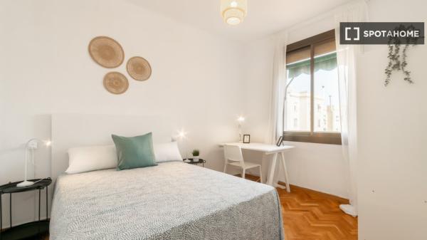 Se alquila habitación en piso de 4 dormitorios en Barcelona