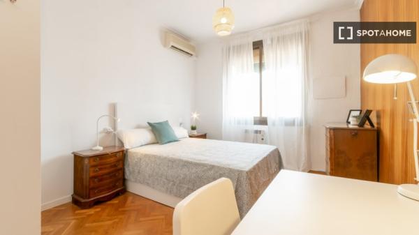 Se alquila habitación en piso de 4 dormitorios en Barcelona