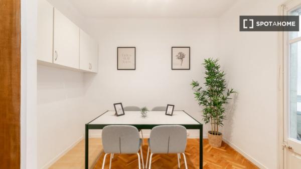 Se alquila habitación en piso de 4 dormitorios en Barcelona