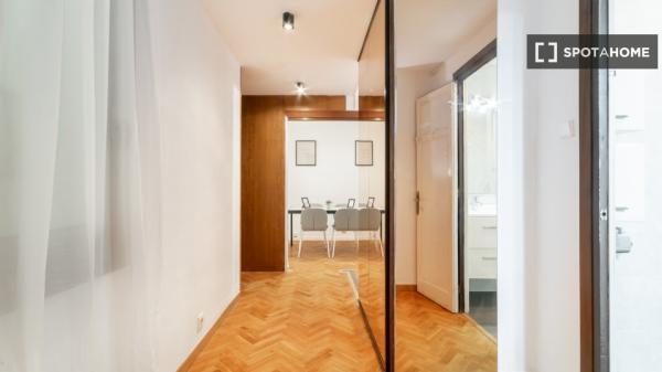 Se alquila habitación en piso de 4 dormitorios en Barcelona