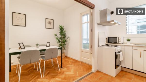 Se alquila habitación en piso de 4 dormitorios en Barcelona