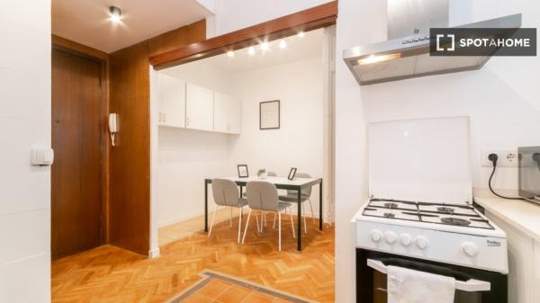 Se alquila habitación en piso de 4 dormitorios en Barcelona