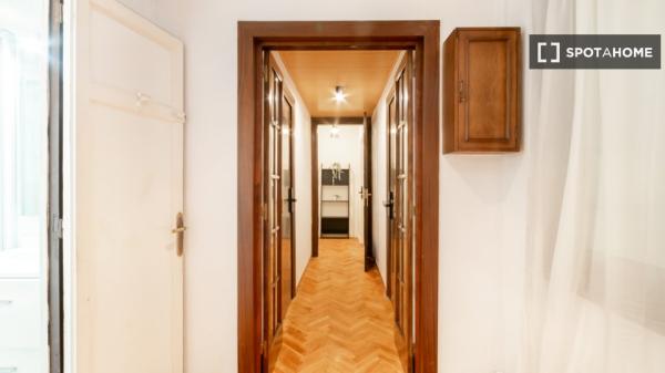 Se alquila habitación en piso de 4 dormitorios en Barcelona