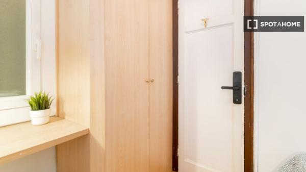 Se alquila habitación en piso de 4 dormitorios en Barcelona