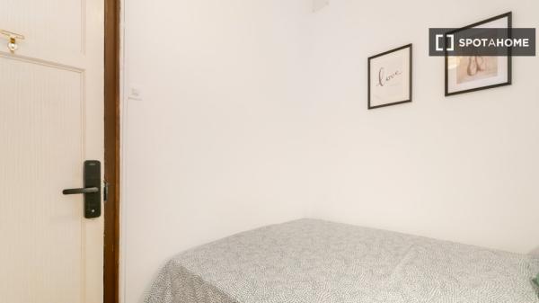 Se alquila habitación en piso de 4 dormitorios en Barcelona