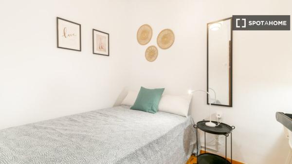 Zimmer zu vermieten in 4-Zimmer-Wohnung in Barcelona