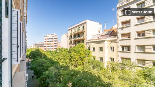 Quartos para alugar em apartamento de 4 quartos em Barcelona