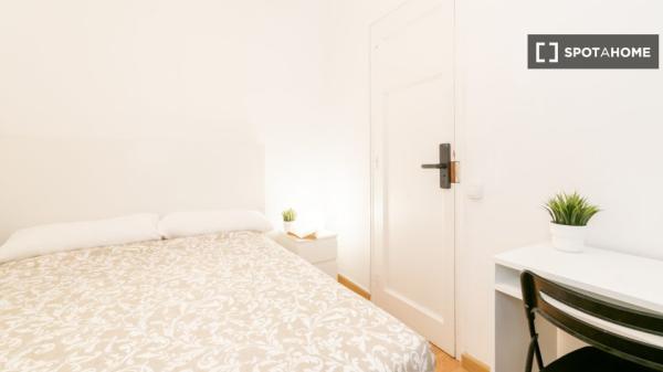 Quartos para alugar em apartamento de 4 quartos em Barcelona