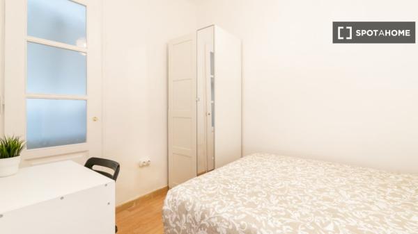 Quartos para alugar em apartamento de 4 quartos em Barcelona