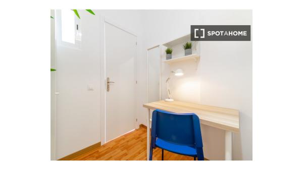 ¡Se alquila habitación en piso de 6 habitaciones en Barcelona!