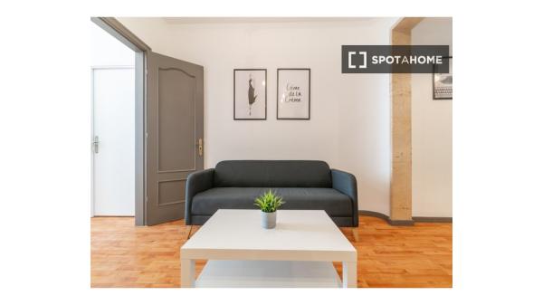 ¡Se alquila habitación en piso de 6 habitaciones en Barcelona!