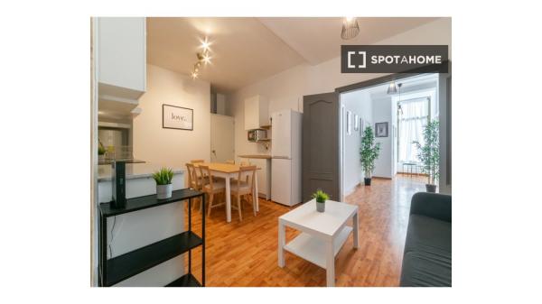 ¡Se alquila habitación en piso de 6 habitaciones en Barcelona!