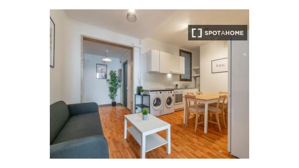 ¡Se alquila habitación en piso de 6 habitaciones en Barcelona!