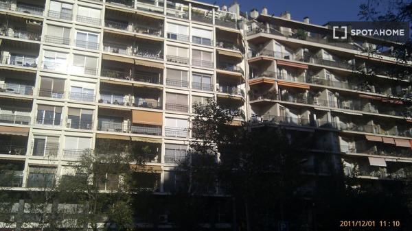 Se alquila habitación en piso de 4 dormitorios en Barcelona