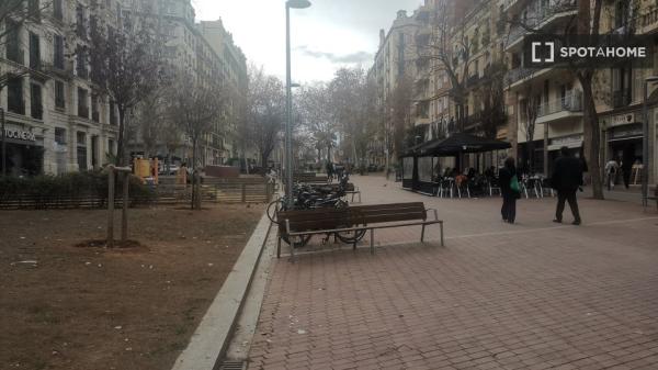 Se alquila habitación en piso de 4 dormitorios en Barcelona