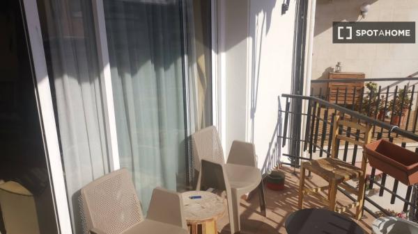 Se alquila habitación en piso de 4 dormitorios en Barcelona