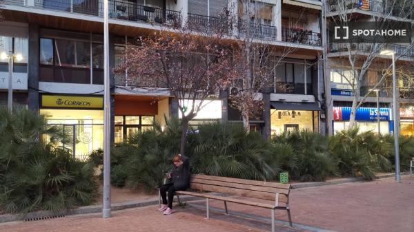 Se alquila habitación en piso de 4 dormitorios en Barcelona