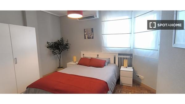 Apartamento de 3 dormitorios en alquiler en Centro, Madrid