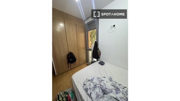 Se alquila habitación en apartamento de 2 dormitorios en Barcelona