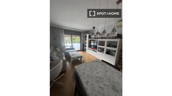 Se alquila habitación en apartamento de 2 dormitorios en Barcelona