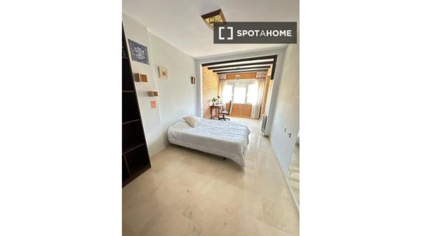 Room for rent in shared apartment in Granada