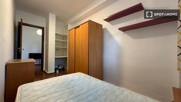 Se alquila habitación en piso compartido en Granada