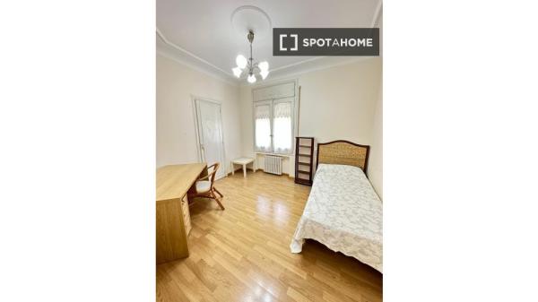 Room for rent in shared apartment in Zaragoza