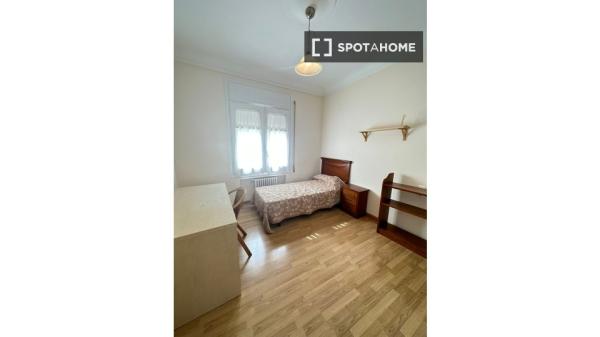 Room for rent in shared apartment in Zaragoza