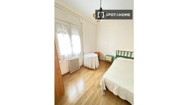 Room for rent in shared apartment in Zaragoza