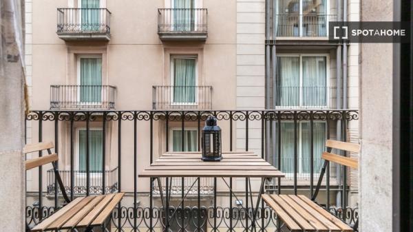 Maravilloso apartamento amueblado y bien distribuido en una ubicación central.