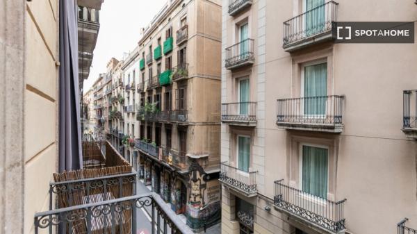 Maravilloso apartamento amueblado y bien distribuido en una ubicación central.