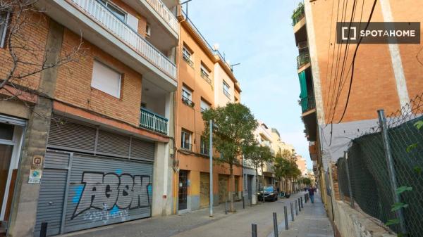 Habitación en piso compartido en barcelona.