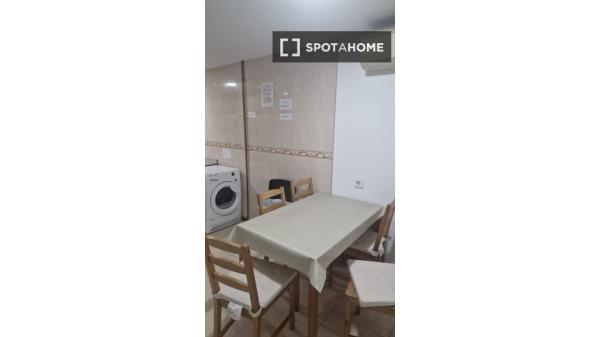 Room for rent in 5-bedroom apartment in Móstoles, Madrid