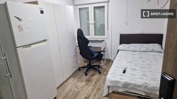 Room for rent in 5-bedroom apartment in Móstoles, Madrid