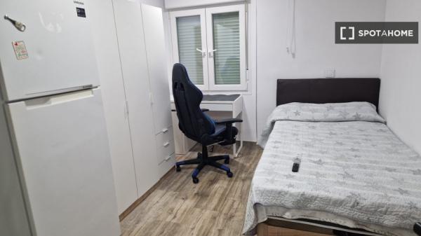 Room for rent in 5-bedroom apartment in Móstoles, Madrid