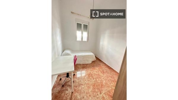 Se alquila habitación en piso compartido en Valencia