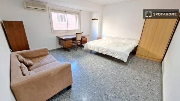 Chambre à louer dans un appartement partagé à Valence