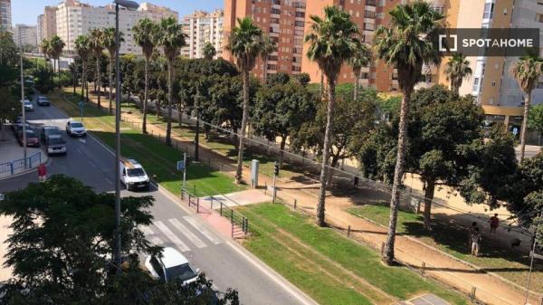 Se alquila habitación en piso de 2 dormitorios en Alicante