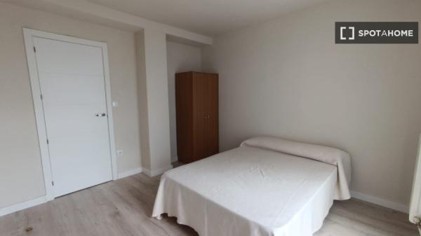 Se alquila habitación en piso compartido en Pamplona