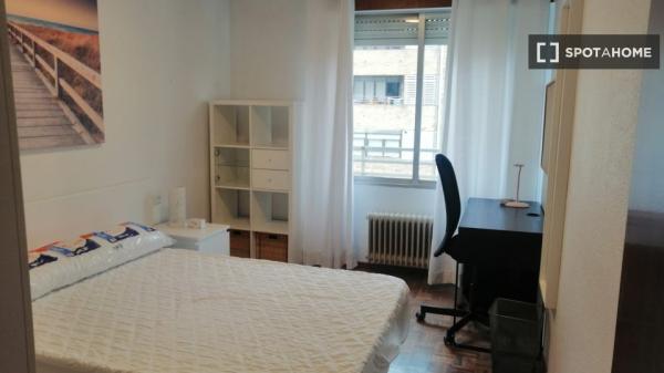 Se alquila habitación en piso compartido en Pamplona