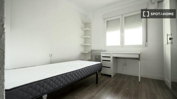 Se alquila habitación en piso compartido en Madrid